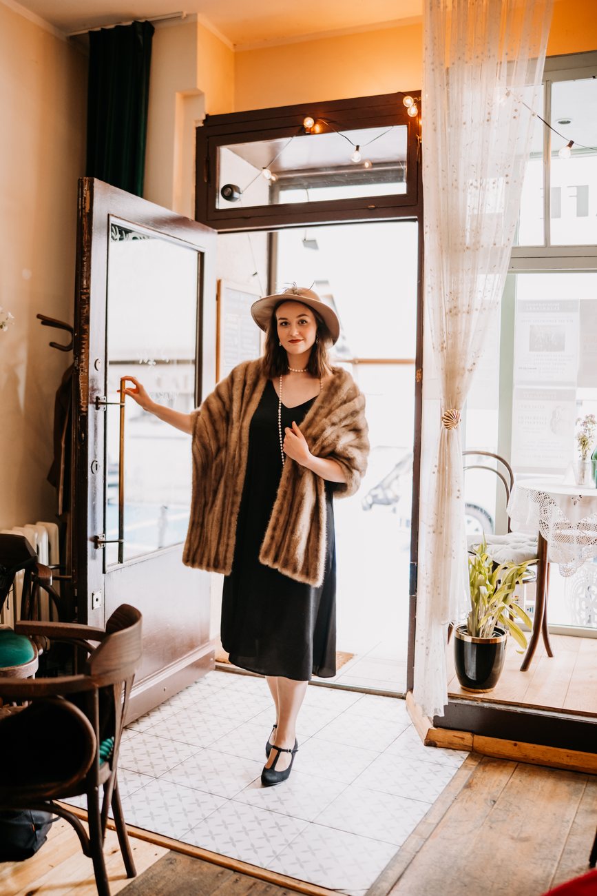 Ewa Budzinska w retro stylizacji przy wejsciu